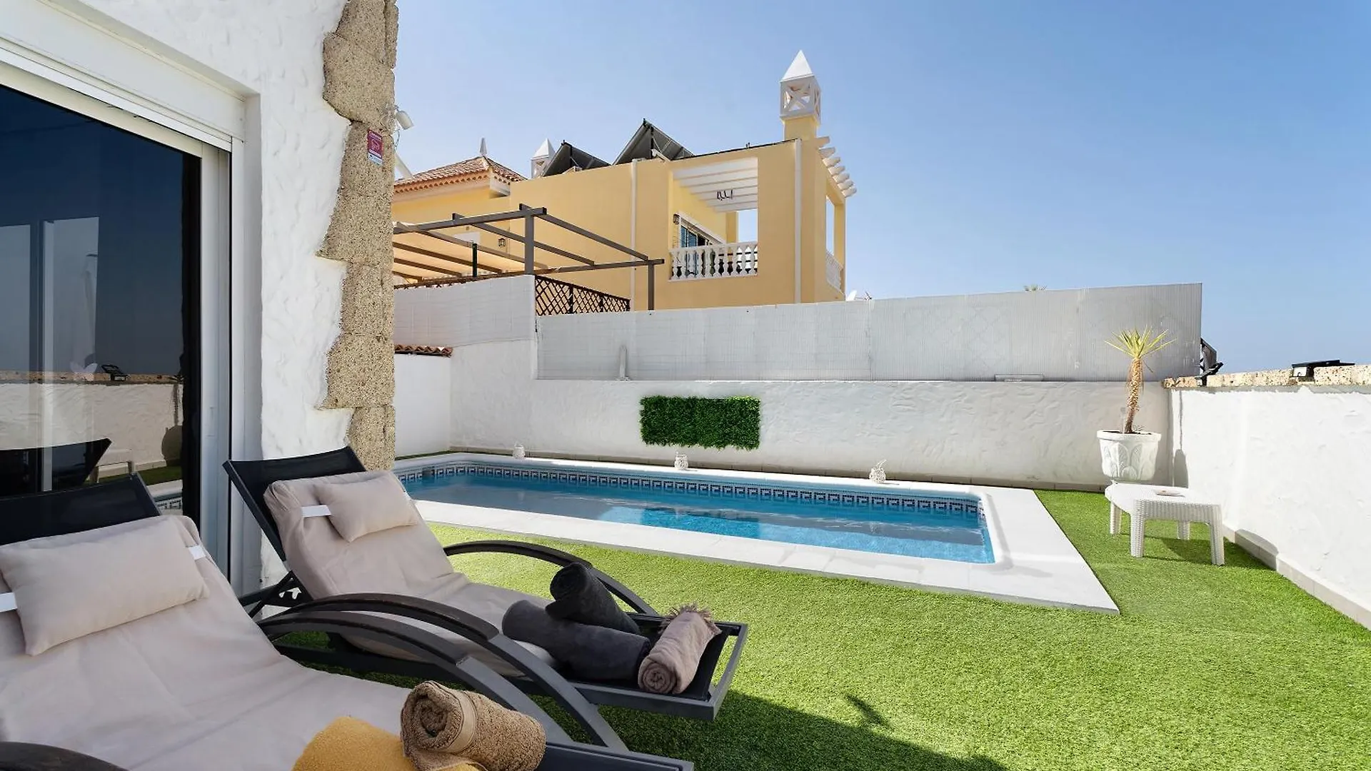 Luxury Villa Torviscas contacts